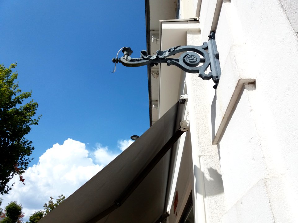 Vichy - Rue du Président Wilson, support de lampe au niveau du passage Giboin