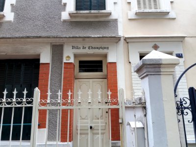 Vichy - Rue Maréchal Joffre, porte au numéro 69