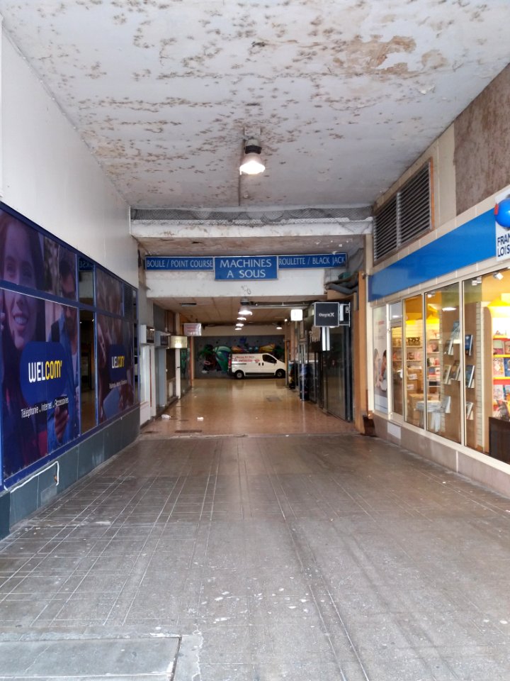 Vichy - Rue de Paris, allée vers un casino