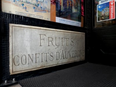 Vichy - Rue Georges Clemenceau, confiserie Aux Marocains, plaque Fruits confits d'Auvergne, sur le pas de la porte