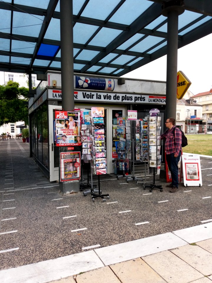 Vichy - Place Charles de Gaulle, kioque à journaux