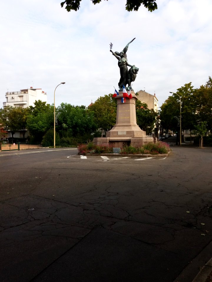 Vichy - Place de la République, statue à la République (1)