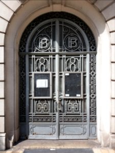 Vichy - Rue de Paris, porte au numéro 7, ancien bâtiment de la Banque de France