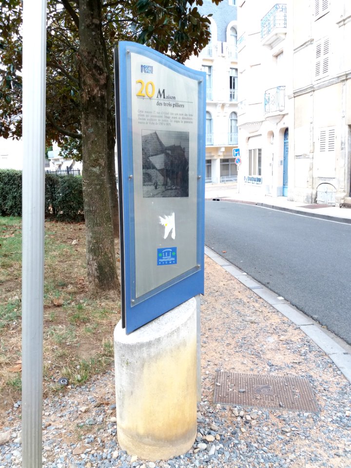 Vichy - Rue d'Allier, plaque Route des villes d'eaux, numéro 20