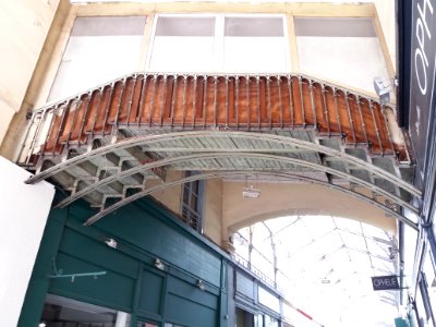 Vichy - Passage Giboin, escalier traversant couvert