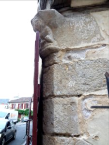 Vichy - Rue d'Allier, vieille maison, statue à l'angle