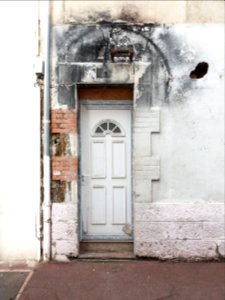 Vichy - Rue Beauparlant, porte de l'immeuble à l'angle de l'avenue Victoria