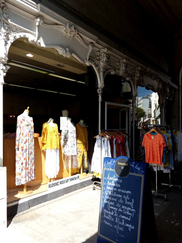 Vichy - Passage de l'Opéra, boutique avec moulures