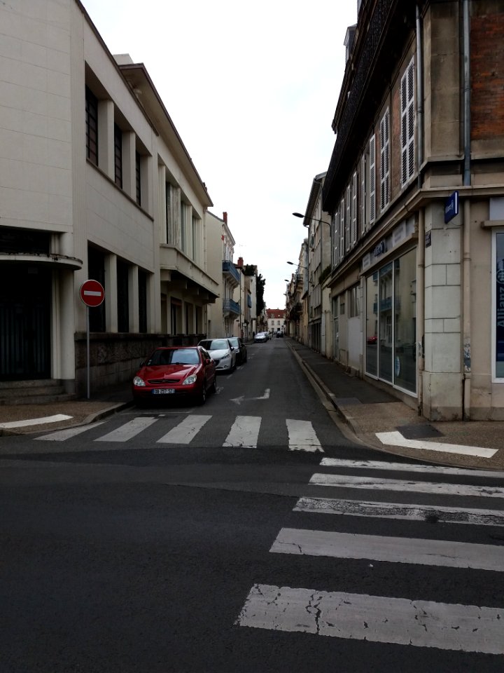 Vichy - Rue Carnot, depuis la place Charles de Gaulle