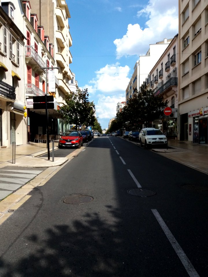Vichy - Rue de Paris, vers l'est, au niveau de la rue Nicolas Larbaud
