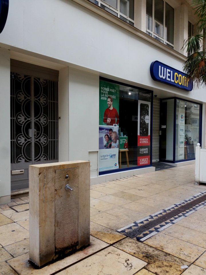 Vichy - Rue de l'Hôtel des Postes, fontaine