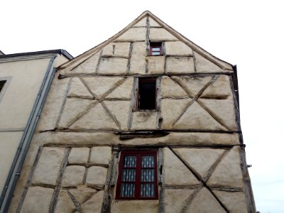 Vichy - Rue d'Allier, vieille maison, haut de la façade nord