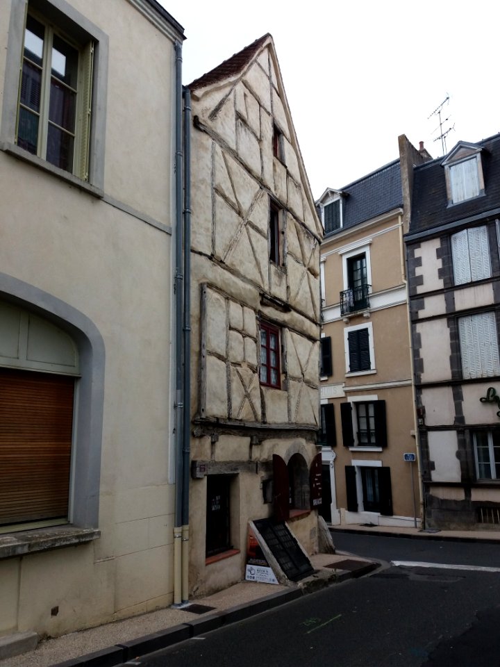 Vichy - Rue d'Allier, maison à l'angle de la rue de la Porte de France