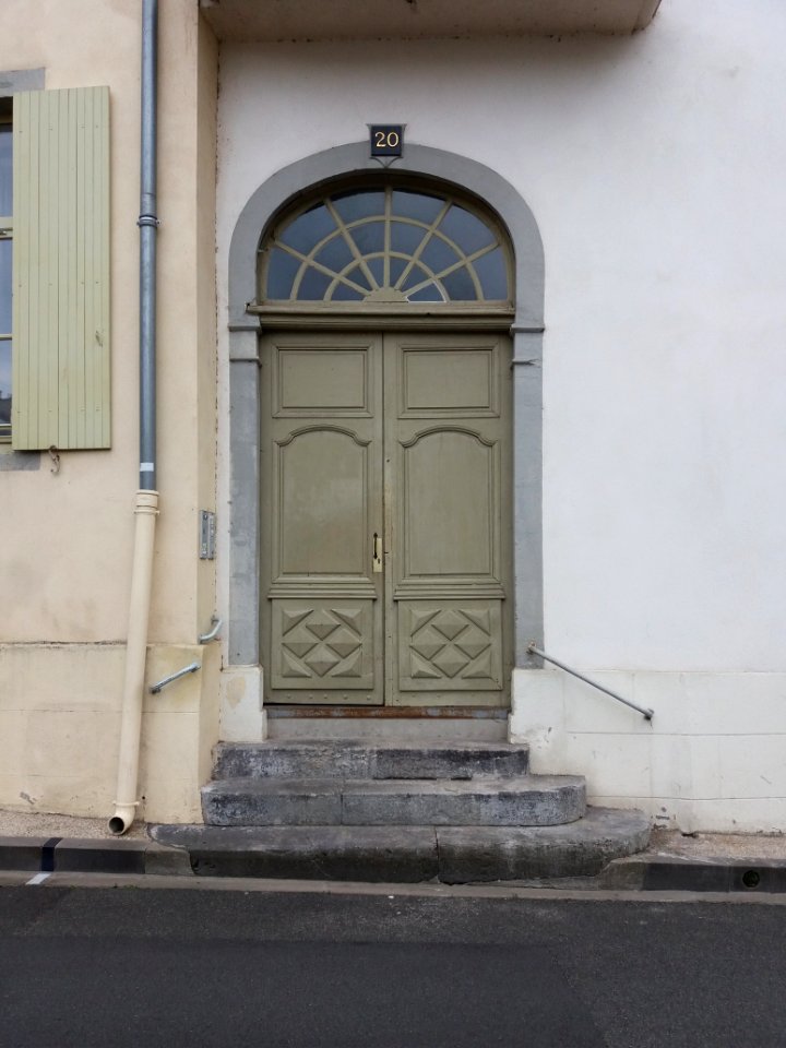 Vichy - Rue d'Allier, porte au numéro 20