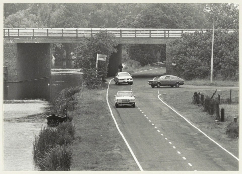 Viaduct over de Vijfhuizerdijk bij de Schipholweg in Nieuwe Brug, een buurtschap bij Vijfhuizen. NL-HlmNHA 54013887