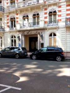 Vichy - Rue du Parc, hôtel des Ambassadeurs, entrée