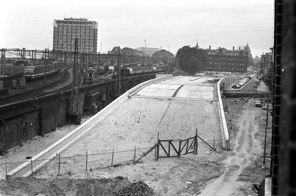 Viaduct nieuwe weg door Haarlemmer Houttuinen, Amsterdam, Bestanddeelnr 925-7847