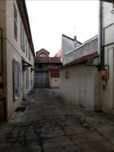 Vichy - Rue Darcet, cours de l'immeuble au numéro 8