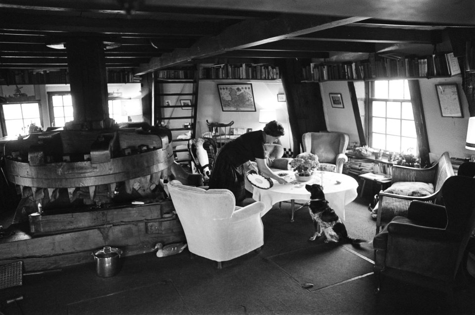 Vrouw in molen te Schermerhorn (Noord-Holland). Het interieur van een 8-kante ri, Bestanddeelnr 928-5347