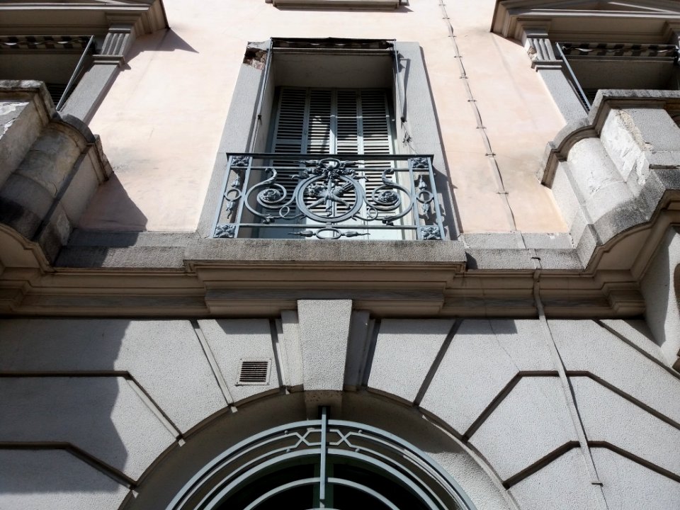 Vichy - Rue de Paris, fenêtre au numéro 7, ancien bâtiment de la Banque de France