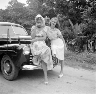 Vrouw met de voornaam Liesbet met een andere vrouw bij een auto, waarschijnlijk , Bestanddeelnr 252-7009