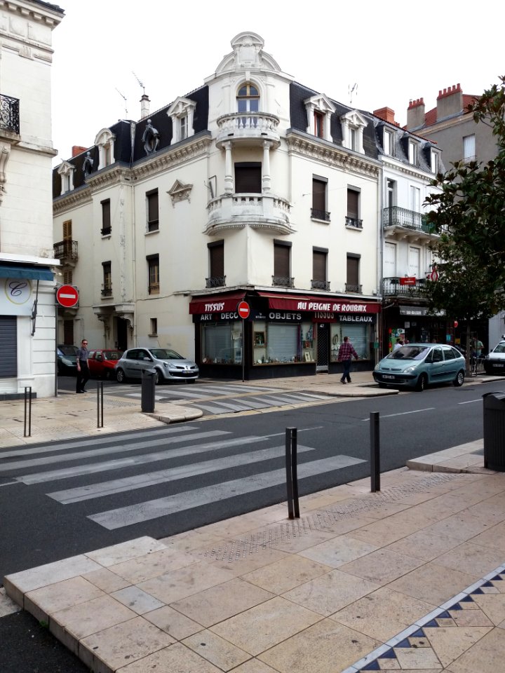 Vichy - Rue de Paris, immeuble à l'angle de la rue Pasteur