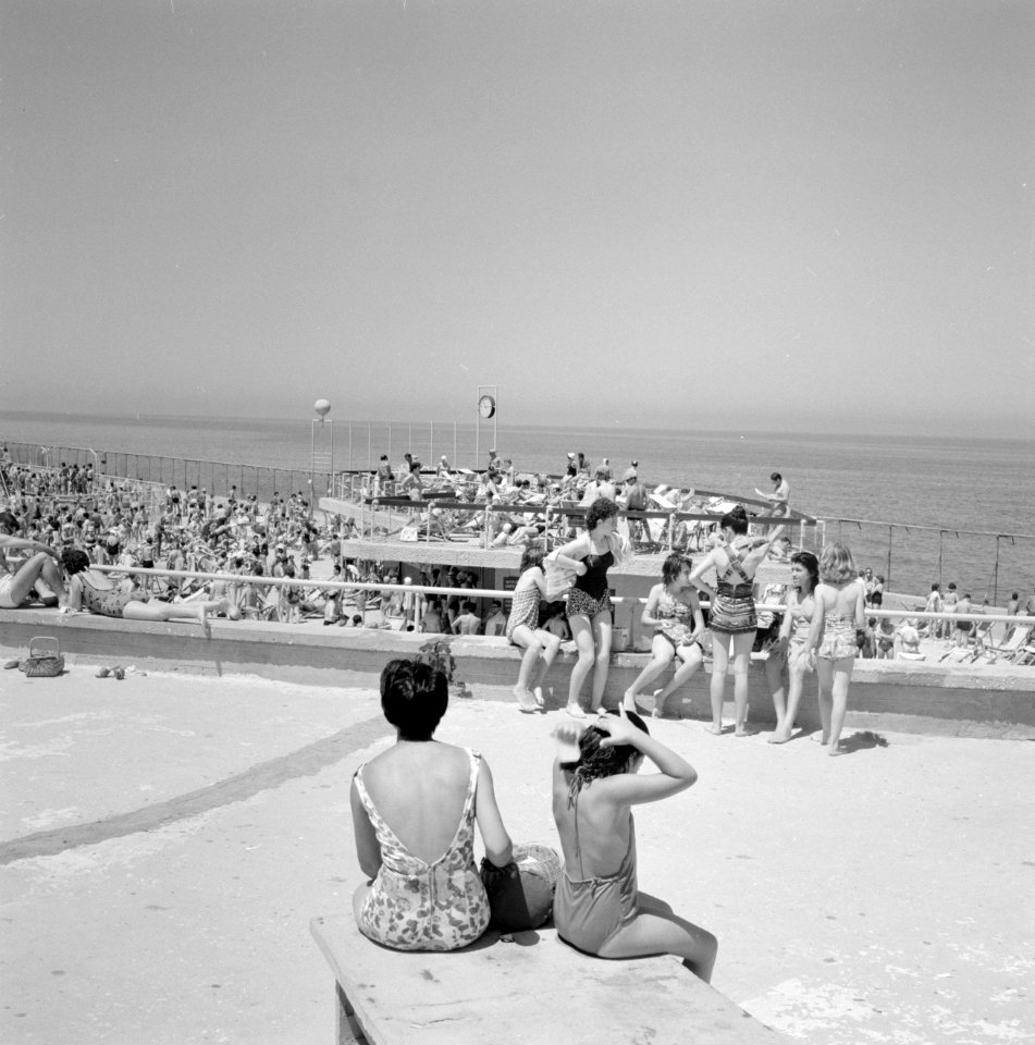 Vrouw en meisje kijken al zittend op een boulevard uit over de zee, Bestanddeelnr 255-1960