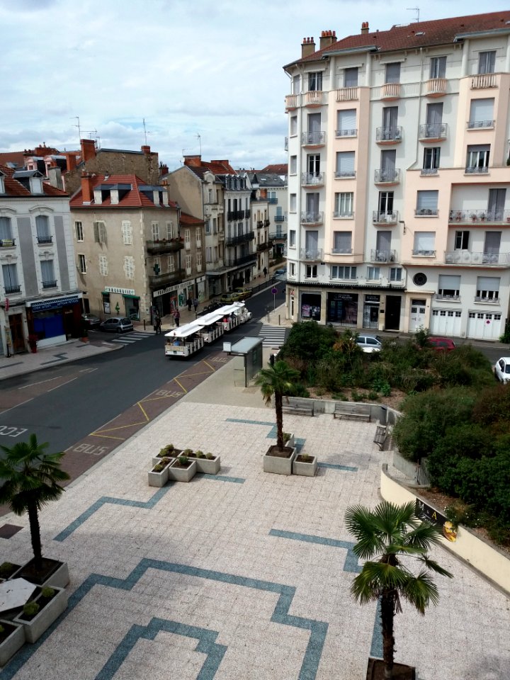 Vichy - Place de la Victoire, vue depuis la médiathèque (2)