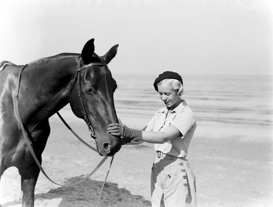 Vrouw met een paard aan het strand van Scheveningen, Bestanddeelnr 254-6166