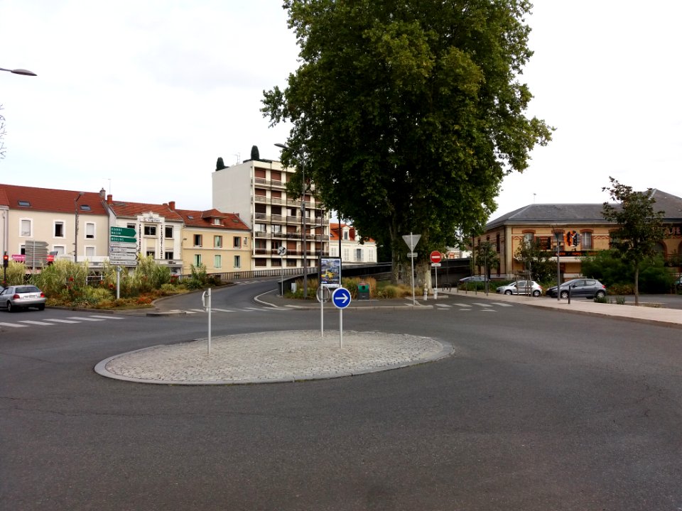 Vichy - Place de la Gare, rond-point nord