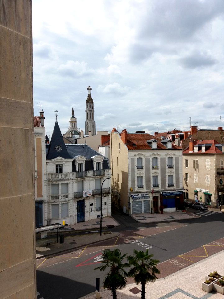 Vichy - Place de la Victoire, vue depuis la médiathèque, avec vue sur l'église Saint Blaise