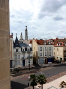 Vichy - Place de la Victoire, vue depuis la médiathèque, avec vue sur l'église Saint Blaise