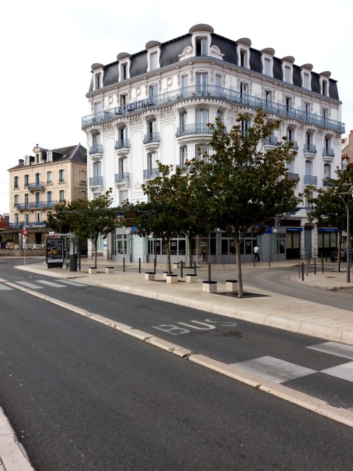 Vichy - Place de la Gare, immeuble entre les rues de Paris et du Président Doumer
