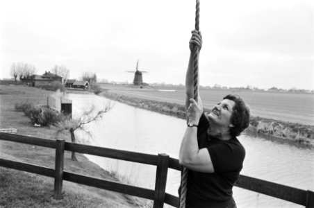 Vrouw in molen te Schermerhorn (Noord-Holland). Vrouw haalt de vang op door midd, Bestanddeelnr 928-5348