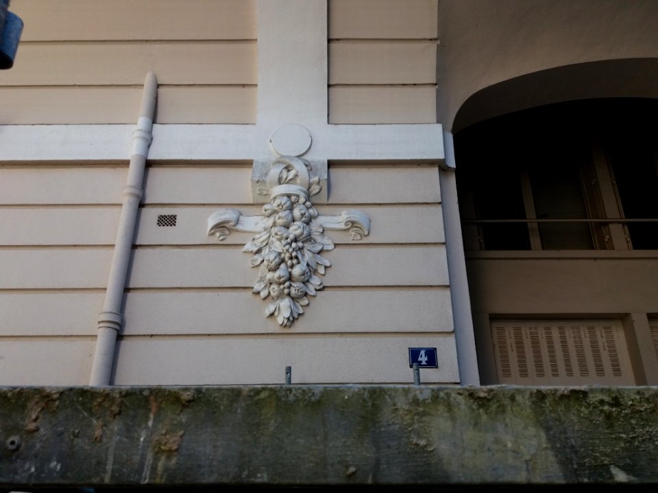 Vichy - Rue d'Italie, palais des Parcs, moulure d'une grappe de fruits