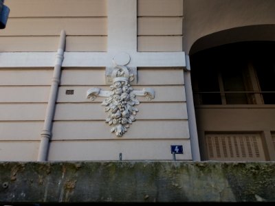 Vichy - Rue d'Italie, palais des Parcs, moulure d'une grappe de fruits