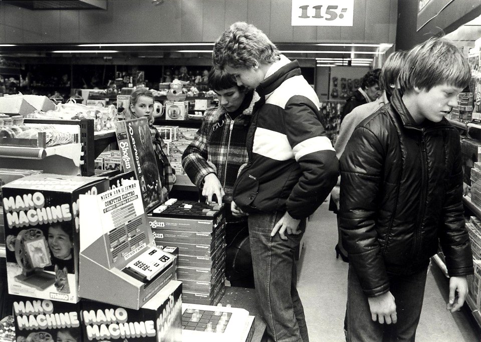 Vroom en Dreesmann, de speelgoedafdeling. Aangekocht in 1983 van United Photos de Boer bv. - Negatiefnummer 20112 k 32 a. - Gepubliceerd in het Haarlems Dagblad van 27.11.1982. Identificatienummer 54-