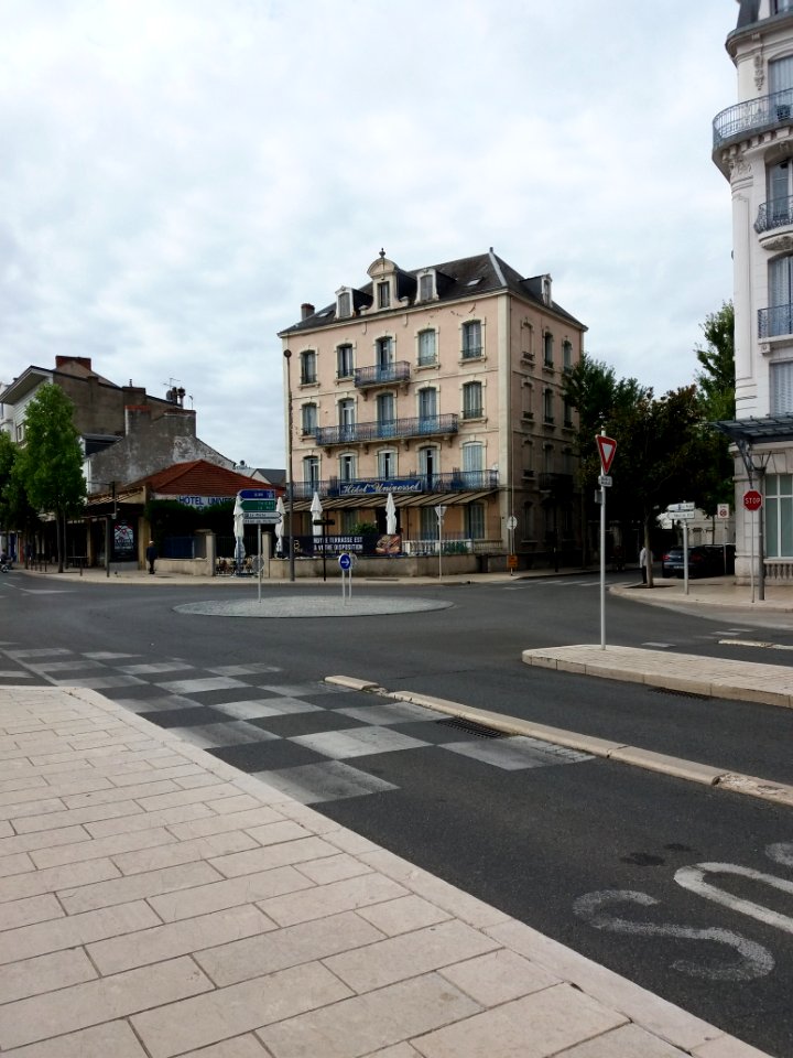 Vichy - Place de la Gare, immeuble au sud