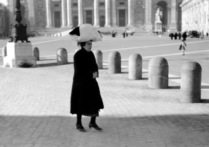 Vrouw met een bundel met kleding op het hoofd op het Sint-Pietersplein, Bestanddeelnr 191-1213