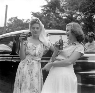 Vrouw met de voornaam Liesbet met een andere vrouw bij een auto, waarschijnlijk , Bestanddeelnr 252-7011