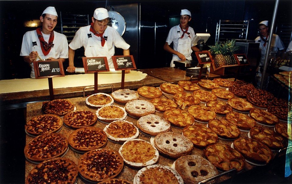 Vroom en Dreesman wil klanten meer gezelligheid en luxe bieden, voor de opening van Le Marché waren speciaal negenhonderd appeltaarten gebakken. Aangekocht in 1996 van United Photos de Boer bv. - Nega