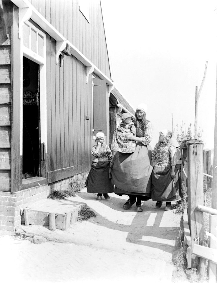 Vrouw en meisjes in Marken, Bestanddeelnr 252-1433