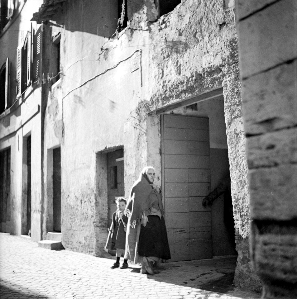Vrouw met een kind bij een poort in een straatje in Trastevere, Bestanddeelnr 254-5540