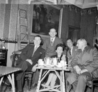 Vrouw genaamd Louise in een café met de smokkelkoningen van Rosslare, Bestanddeelnr 191-0905
