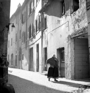 Vrouw in een straatje, Bestanddeelnr 191-1233