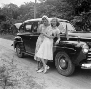 Vrouw met de voornaam Liesbet met een andere vrouw bij een auto, waarschijnlijk , Bestanddeelnr 252-7010
