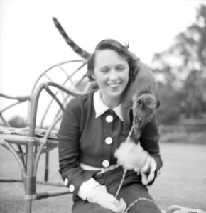 Vrouw met dier, Bestanddeelnr 255-9717
