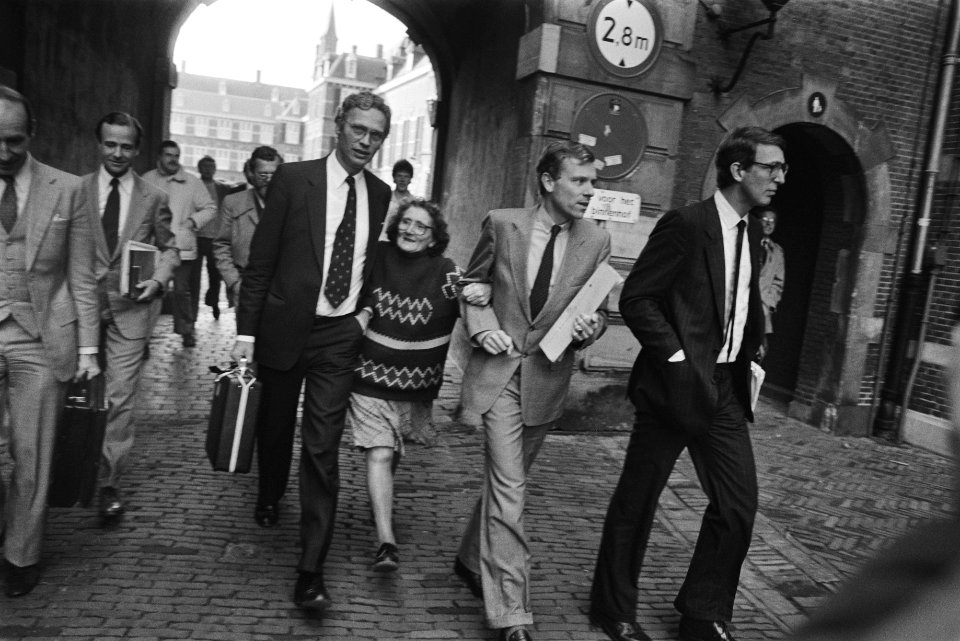 Vrouw loopt gearmd met minister Van den Broek (l), Bestanddeelnr 932-7793