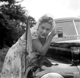 Vrouw met de voornaam Liesbet bij een auto, waarschijnlijk in Moengo, Bestanddeelnr 252-7008