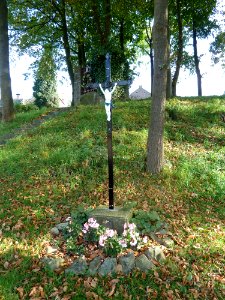 Vroelen-Wegkruis bij waterput